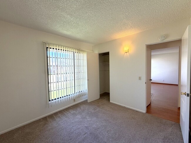 Building Photo - Desirable South East Three Bedroom Home