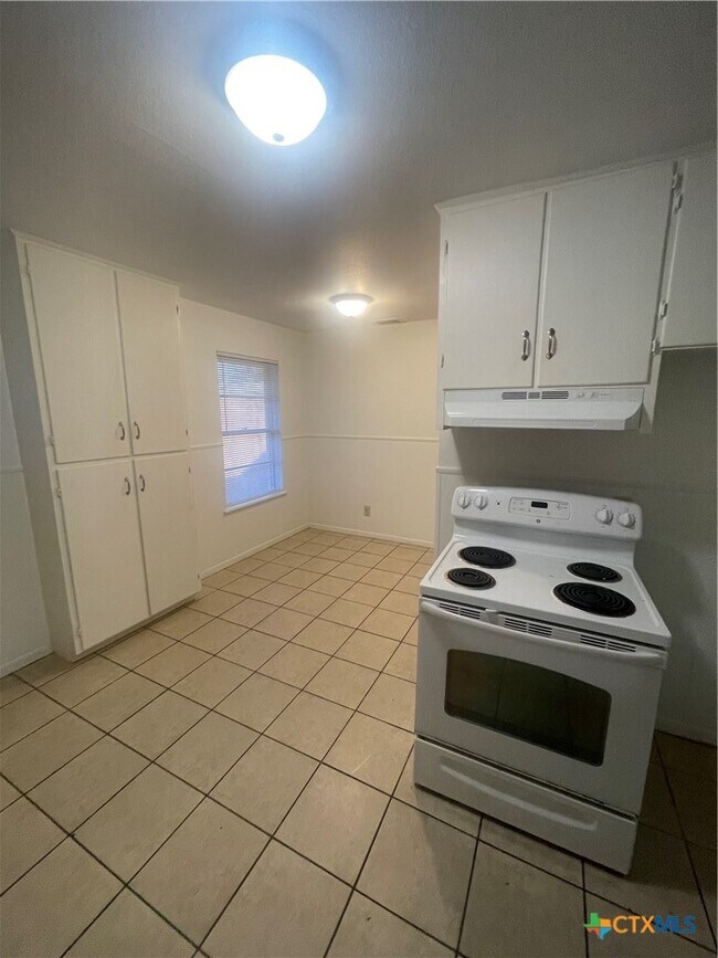 Building Photo - 1605 Bexar Ave