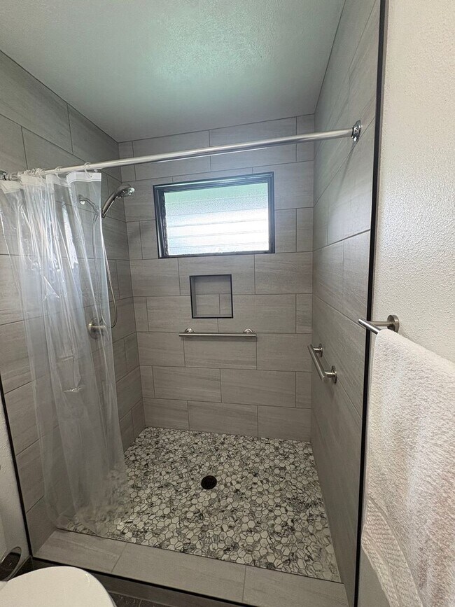 Building Photo - Beautiful 2 bedroom, 1.5 bath located in central Hilo town