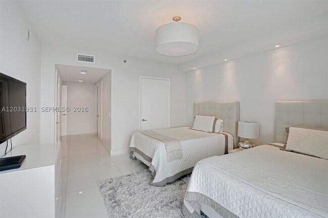 Building Photo - 2711 S Ocean Dr
