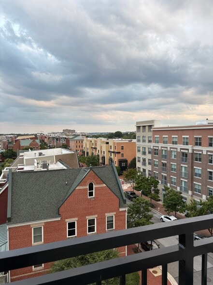 Building Photo - 701 Swann Ave
