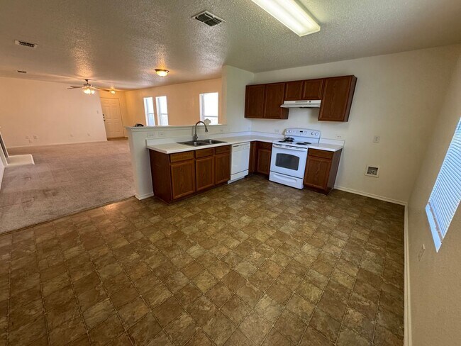Building Photo - Move in special!! Nice Single Story in Saginaw Area