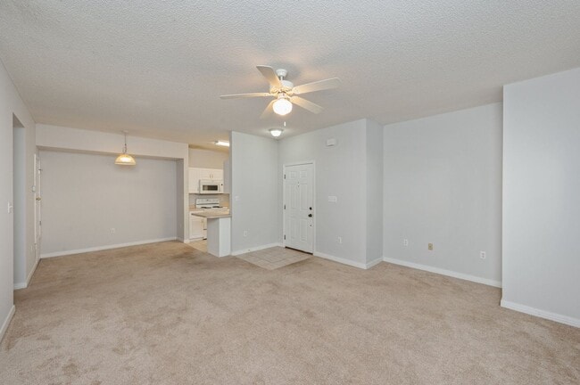 Building Photo - First Floor Oaks Unit!