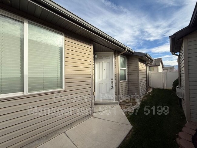 Building Photo - 732 Skipton Dr W