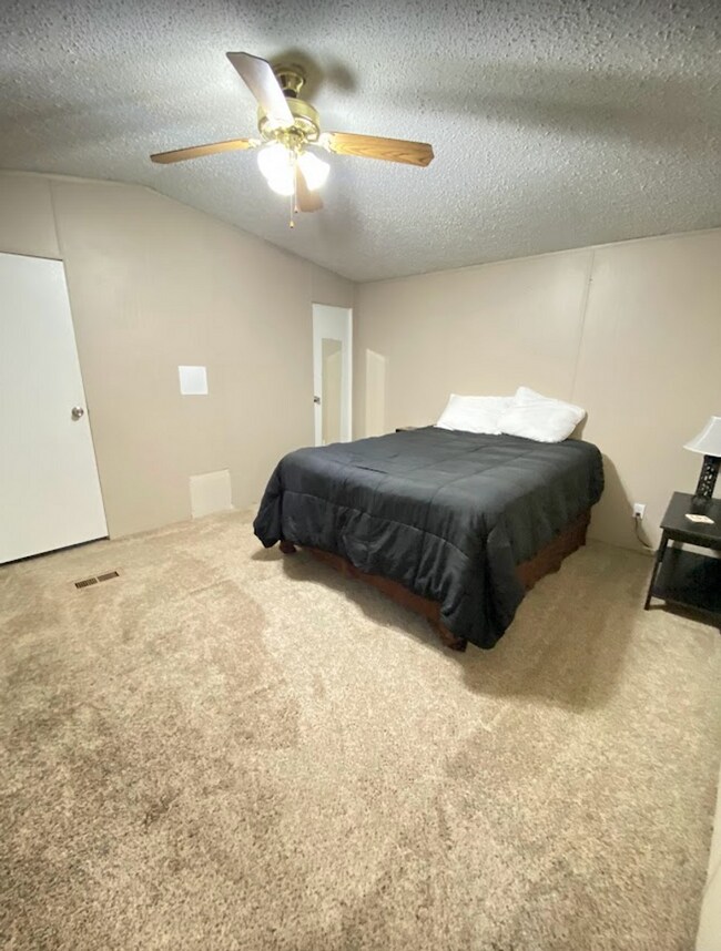 Building Photo - 3 Bedroom/ 2 Bathroom Mobile Home with a f...