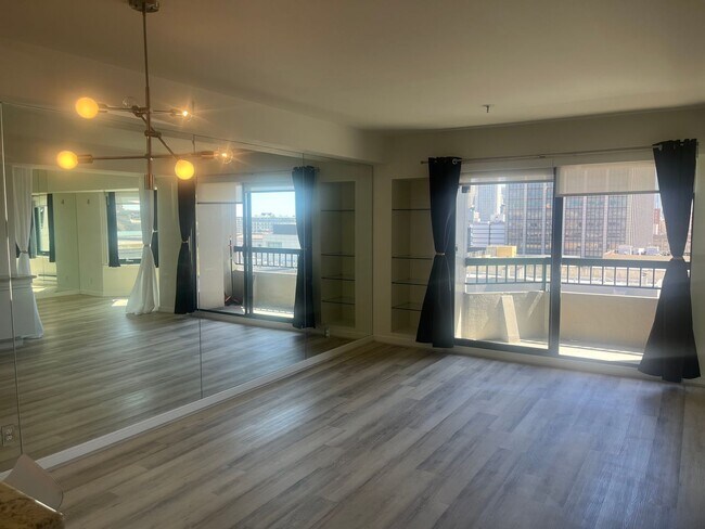Building Photo - Junior One Bedroom at Opera Plaza