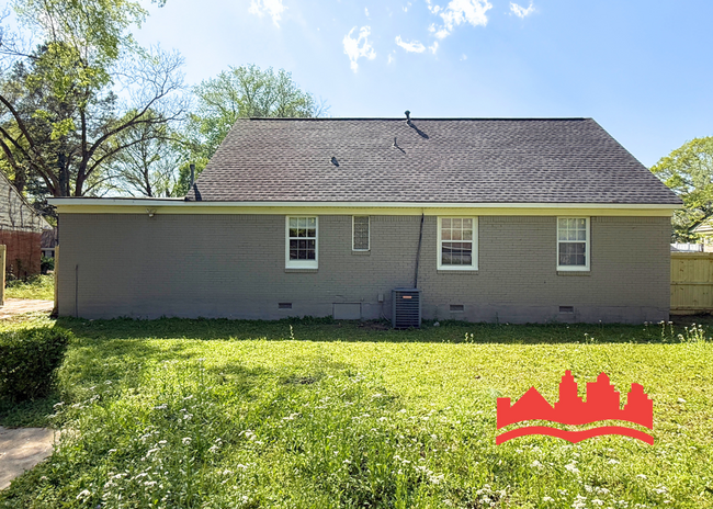 Building Photo - Welcome to this spacious 5-bedroom house