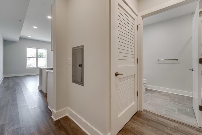 Building Photo - 660 Grand St