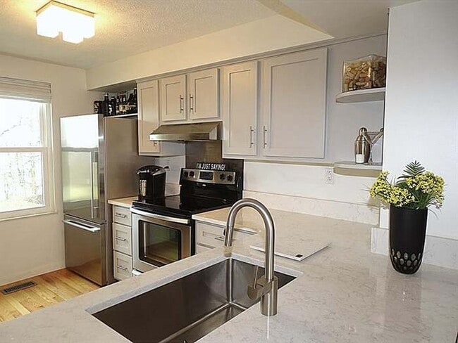 Kitchen - 563 Winesap Dr