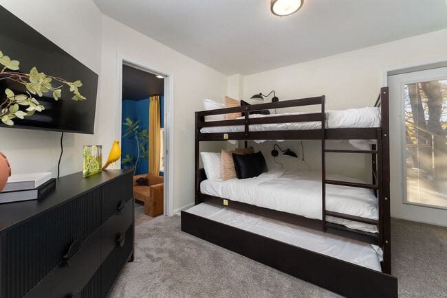 Building Photo - 585 Granny Lewis Ln