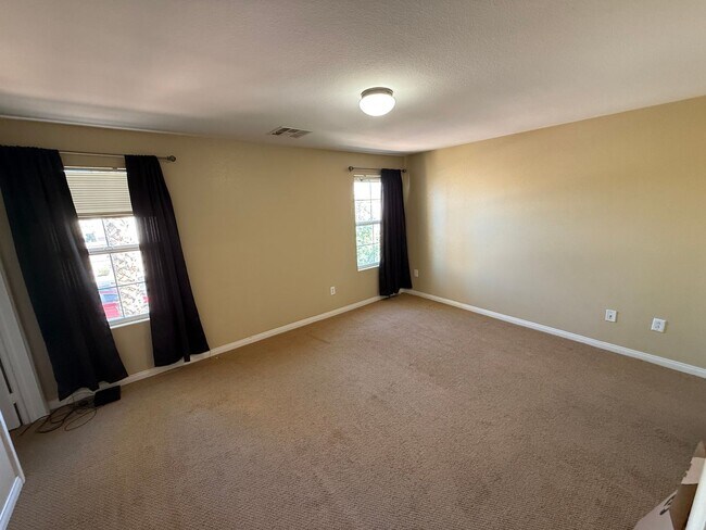 Building Photo - Beautiful 2-Story Townhome in Gated Area w...