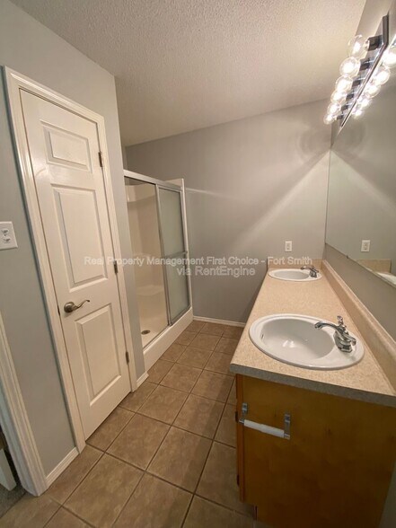 Building Photo - 1475 E Gate Dr