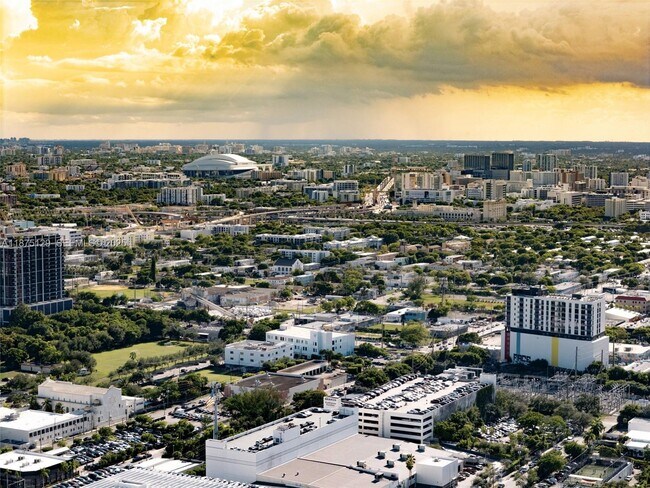 Building Photo - 700 NE 24th St