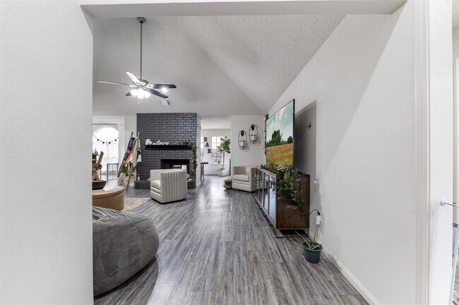 Building Photo - 916 Clover Hill Ln