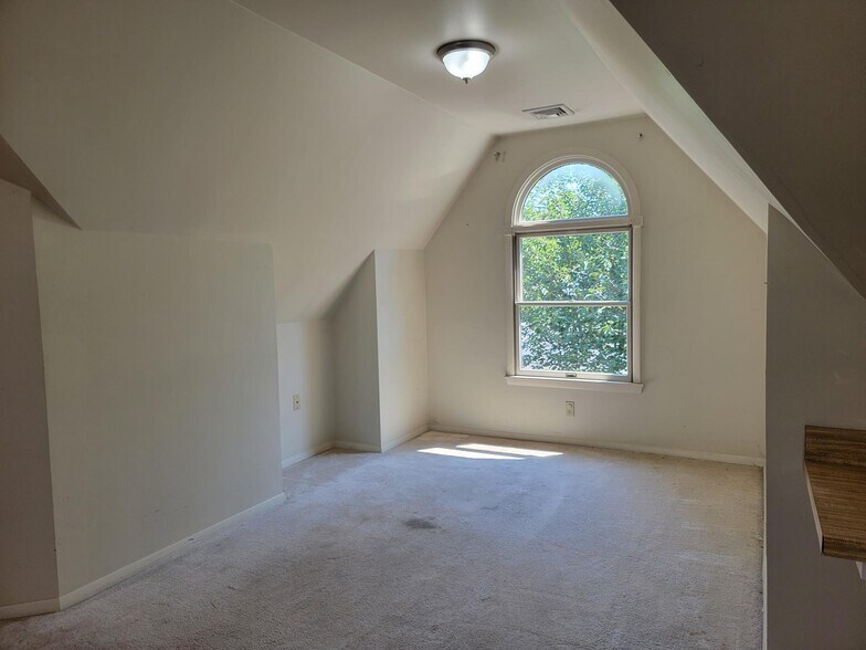 Building Photo - 1029 Quentin Rd