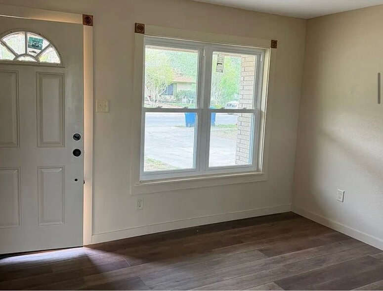 Building Photo - 1404 Yellowstone Dr