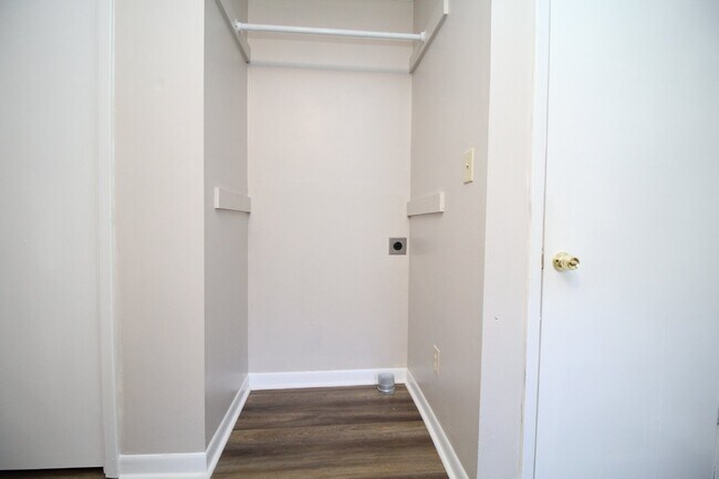 Building Photo - Available 8/28 – Updated Gulf Breeze 3BR w...