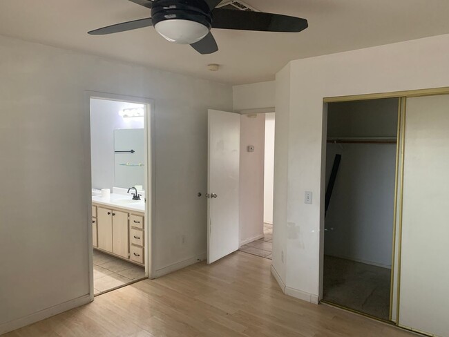 Building Photo - 3 Bedroom/2 Bathroom home has spacious lan...