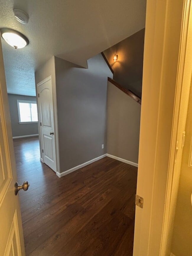 Building Photo - 4 Bedroom 3.5 Bath Townhome in Saddle Ridg...