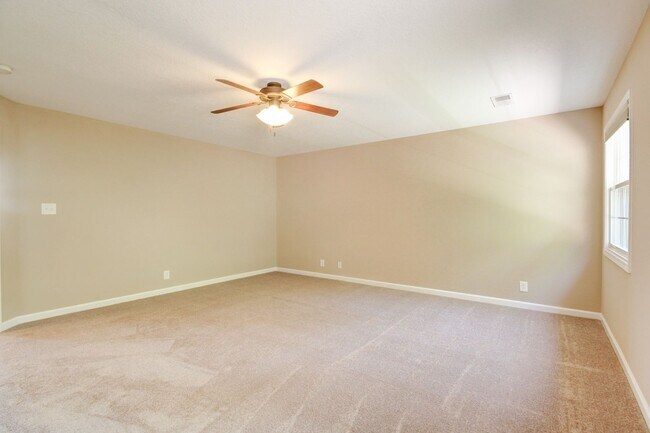 Building Photo - Four Bedroom with Bonus!