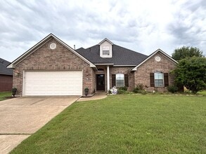 Building Photo - 4 BEDROOM WITH BONUS ROOM IN LEGACY SUBDIVISION