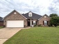 Building Photo - 4 BEDROOM WITH BONUS ROOM IN LEGACY SUBDIVISION