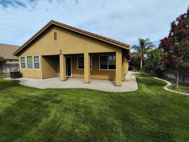Building Photo - 880 Raccoon Valley Dr