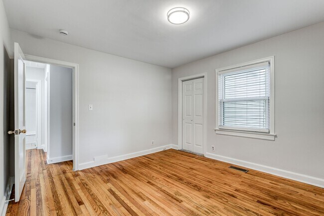 Building Photo - 2 Bed, 2 Bath in the Garden Homes neighborhood of Greensboro!