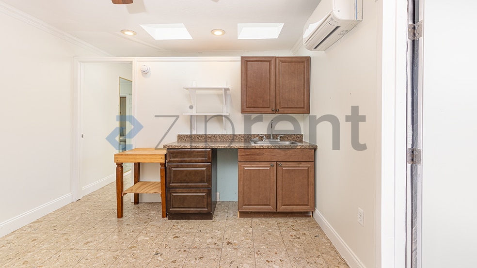 Building Photo - Unit