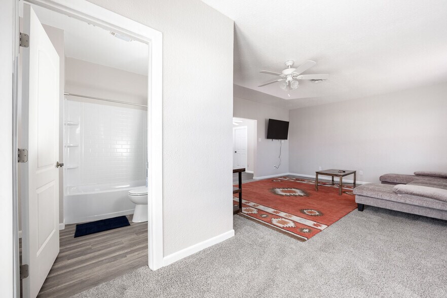 Building Photo - 3708 Sierra Vista Dr