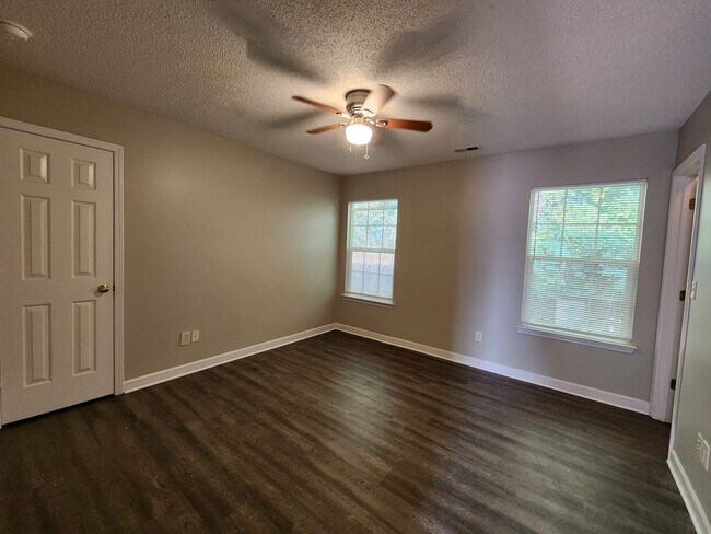 Building Photo - 3 Bedroom Home Near University Area