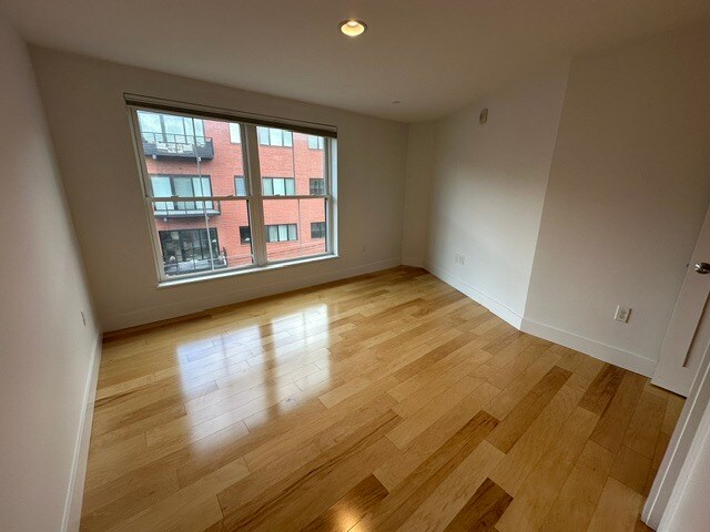 Large bedroom - room for desk or dresser - 25 High St