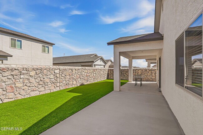 Building Photo - 51049 Fox Trl Ave