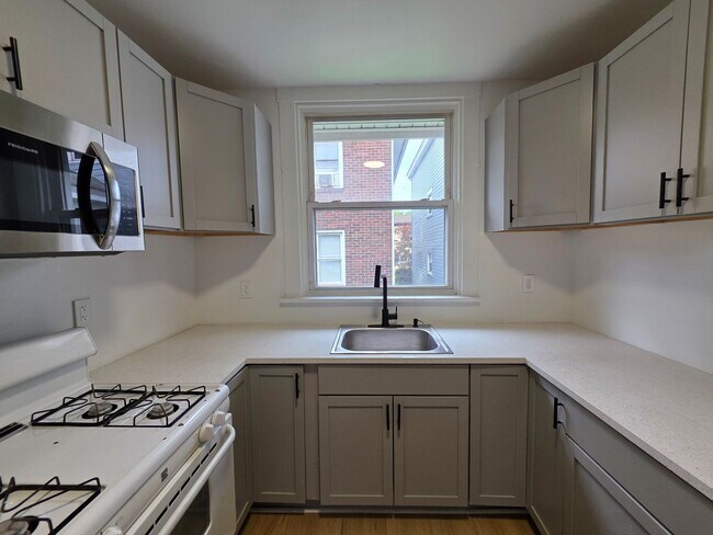 Building Photo - Space 3 bed 1 bath house for rent in Braddock!