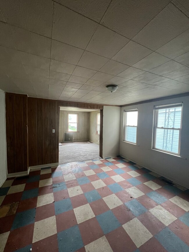 Building Photo - 6-Bedroom Home with Tons of Space!