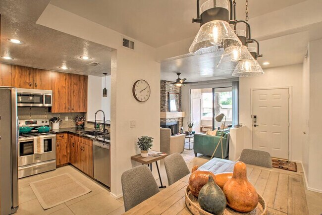 Building Photo - 9708 E Vía Linda