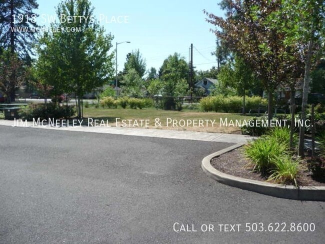 Building Photo - 1918 SW Betty's Pl