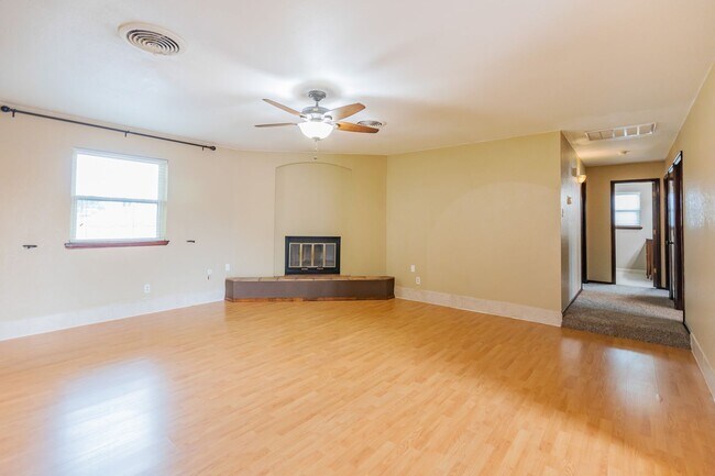Building Photo - Beautiful Home Near Foothills Park With Gr...