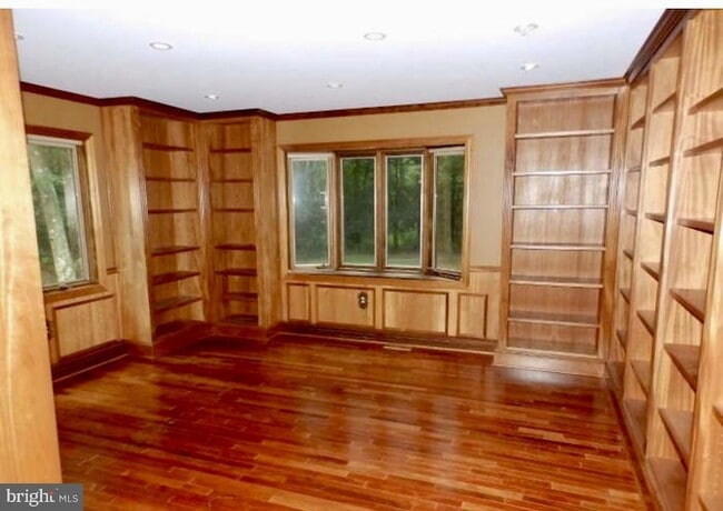 Building Photo - 1322 Commissioners Rd