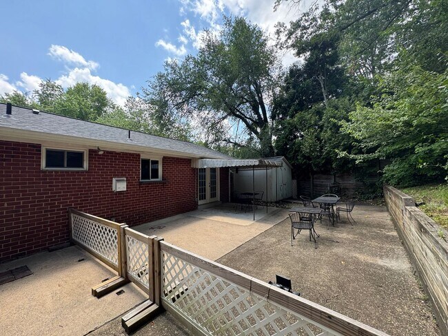 Building Photo - Gorgeous 4 Bed 3 Bath Home Sitting On Spac...