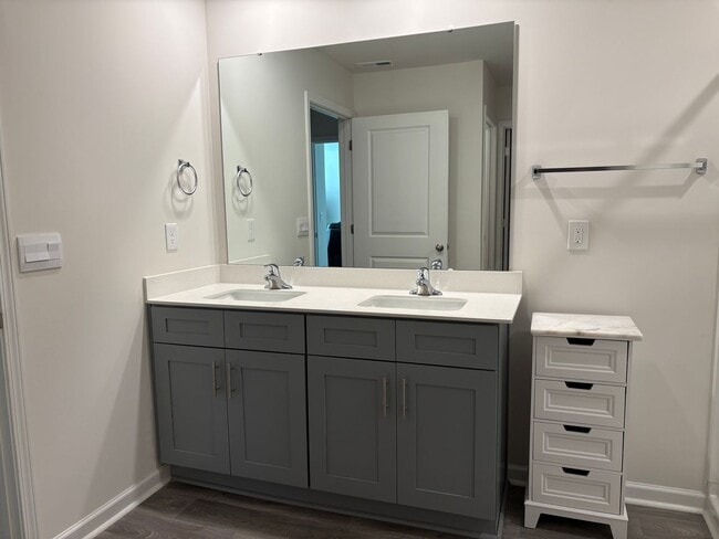 Building Photo - 4 Bedroom, 2 Bathroom House in Trinity!