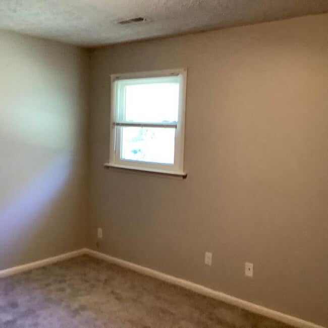 Building Photo - 6 Rainbow Forest Dr