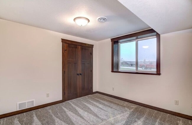 Building Photo - 971 Daisy Ln