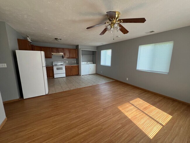 Building Photo - 105 W B St