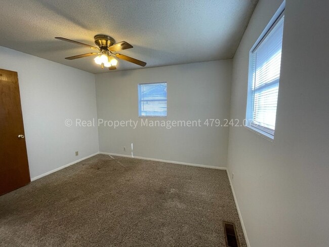 Building Photo - 526 E El Paso St