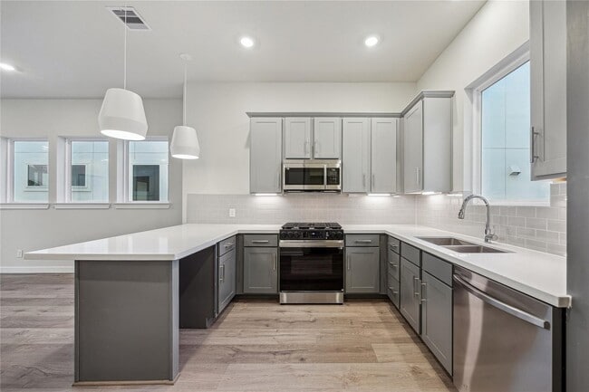 Building Photo - 3075 Hicks St