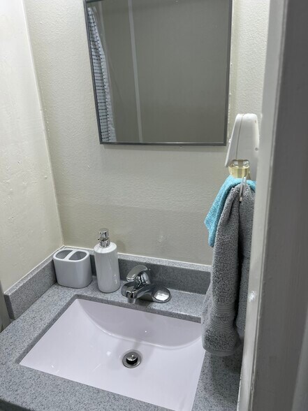 Building Photo - 506 S 5th Ave