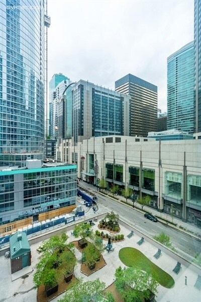 Building Photo - 480 N McClurg Ct