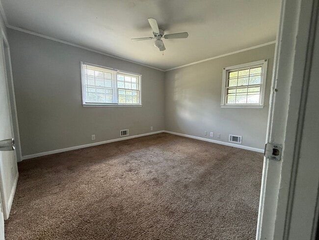 Building Photo - 1343 Oakdale Dr