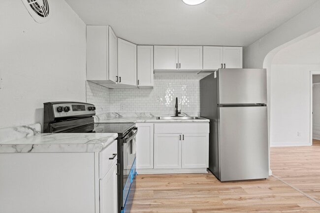 Building Photo - 2 BEDROOM HOME!